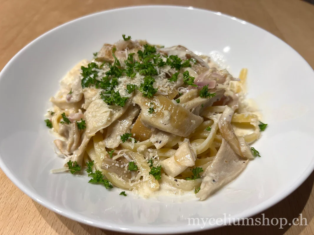 Tagliatelles à la crème de pleurote blanc et citron, parsemées de persil et de parmesan