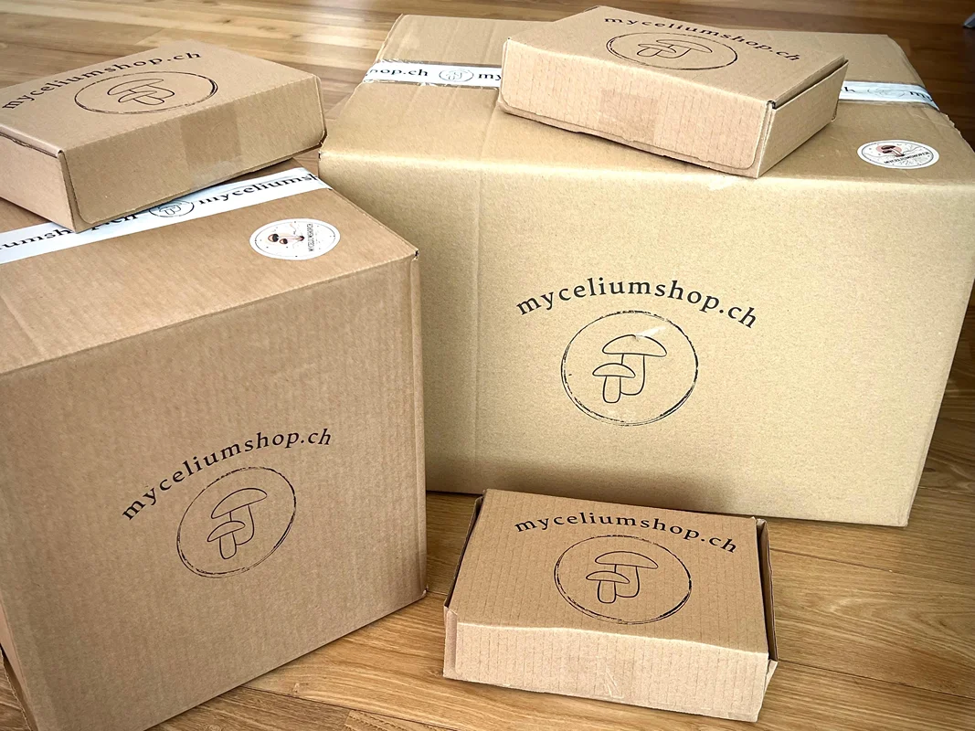 Colis et cartons d'expédition MyceliumShop avec le logo champignon