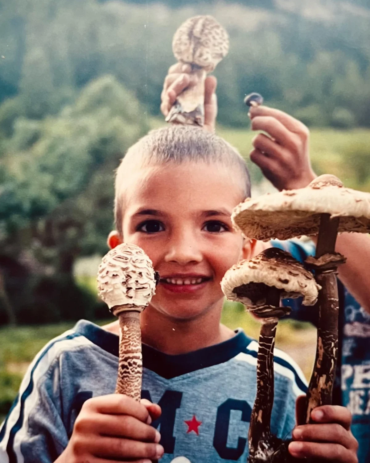 Aurélien, petit, avec des champignons